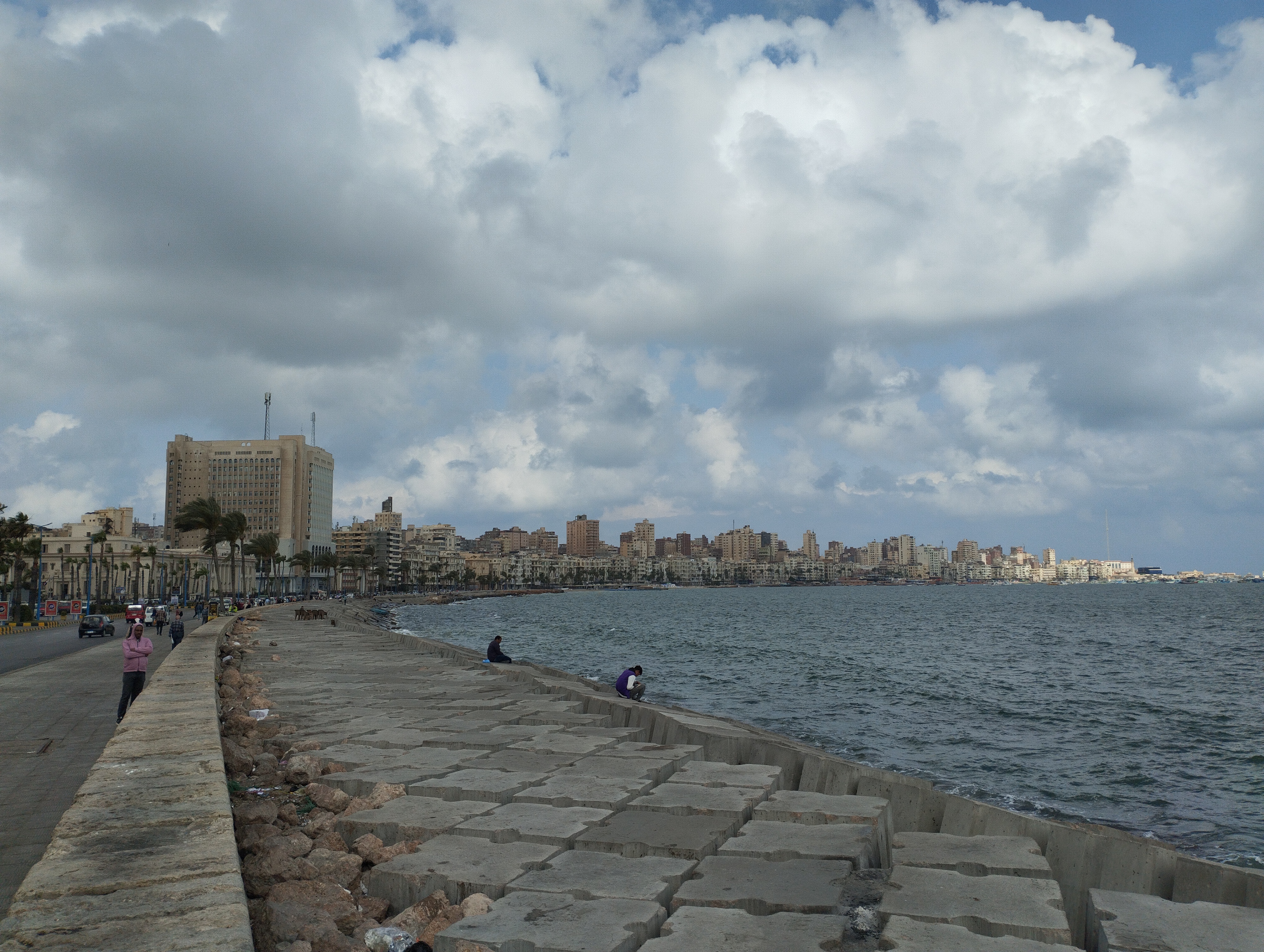 نشاط لحركة الرياح علي سواحل البحر المتوسط بالإسكندرية نشاط لحركة الرياح علي سواحل البحر المتوسط بالإسكندرية