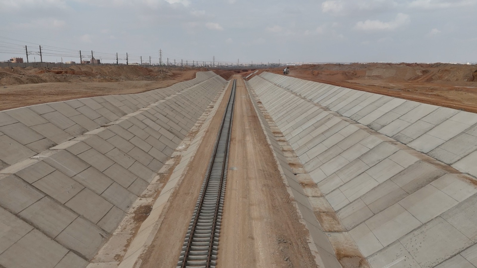 جانب من تجهيزات خط السكة الحديد