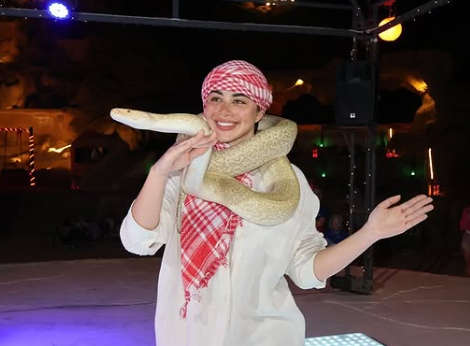 يارا السكري مع ثعبان