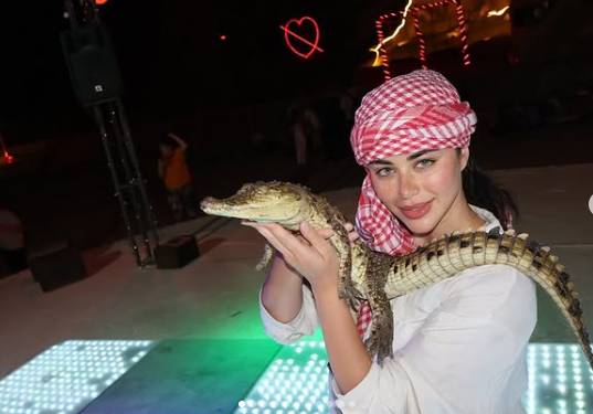 يارا السكري تمسك بثعبان