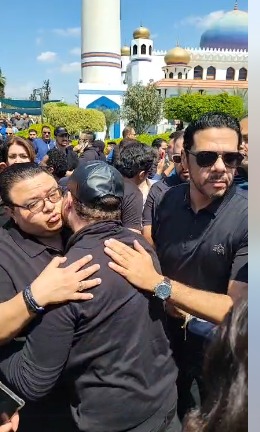أشرف زكي وسعد الصغير وحمزة العيلي في جنازة زوجة الفنان نضال الشافعي (2)