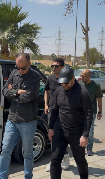 نضال فى جنازة زوجته نضال فى جنازة زوجته