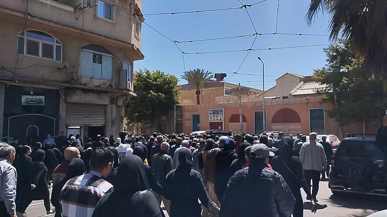 تشيع جثامين الام وابنائها الثلاثة ضحايا عقار الجمرك تشيع جثامين الام وابنائها الثلاثة ضحايا عقار الجمرك