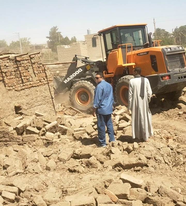 مدينة أرمنت تحبط محاولة تقسيم وتبوير 4200 متر علي حدود مدينتين مدينة أرمنت تحبط محاولة تقسيم وتبوير 4200 متر علي حدود مدينتين
