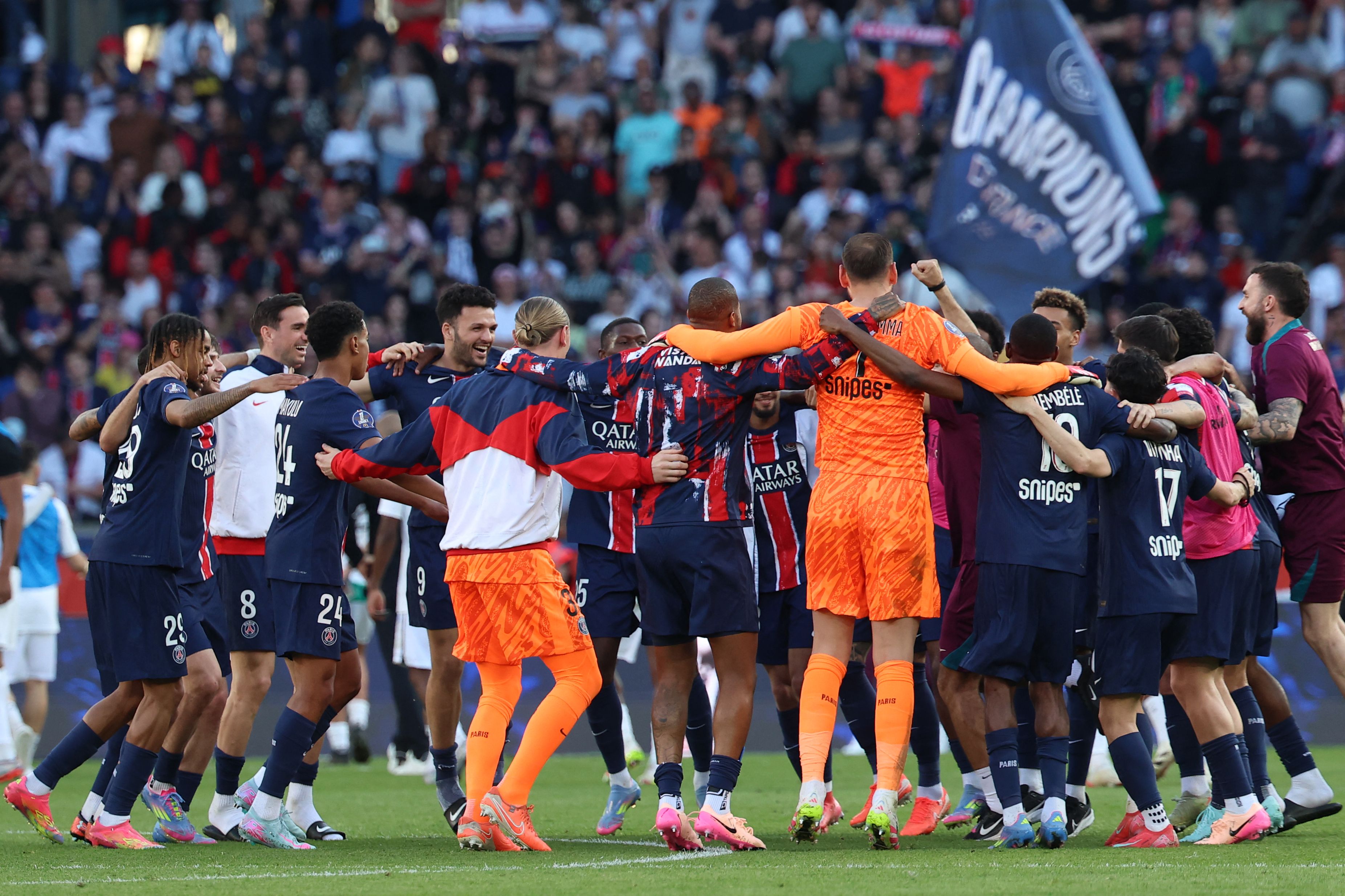 باريس سان جيرمان يحتفل بلقب الدوري الفرنسي (3)