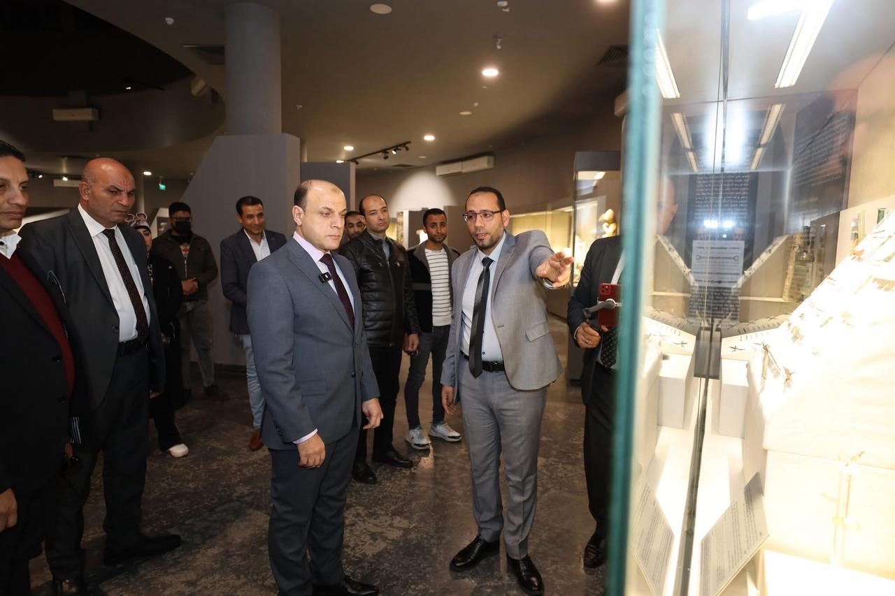 محافظ كفر الشيخ خلال زيارته للمتحف