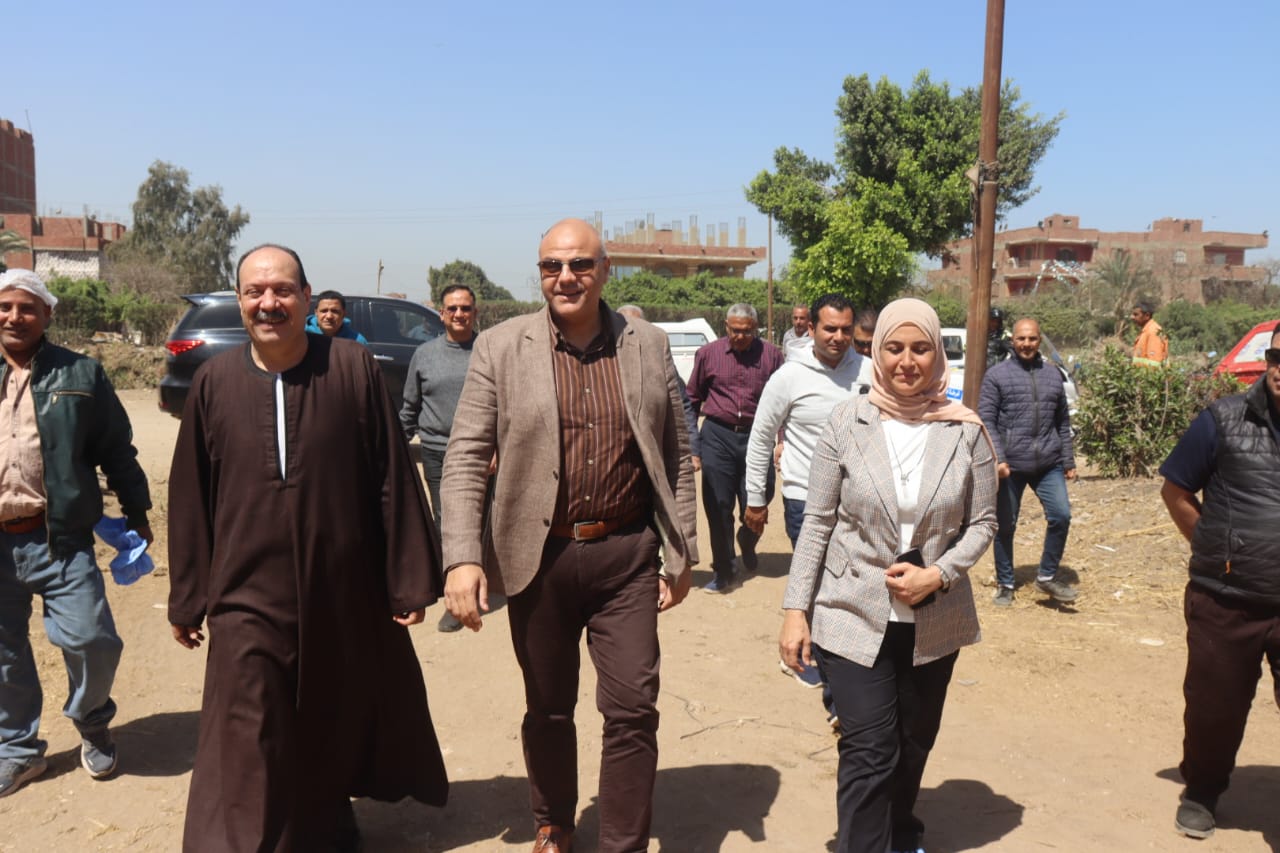 محافظ القليوبية خلال الجولة محافظ القليوبية خلال الجولة