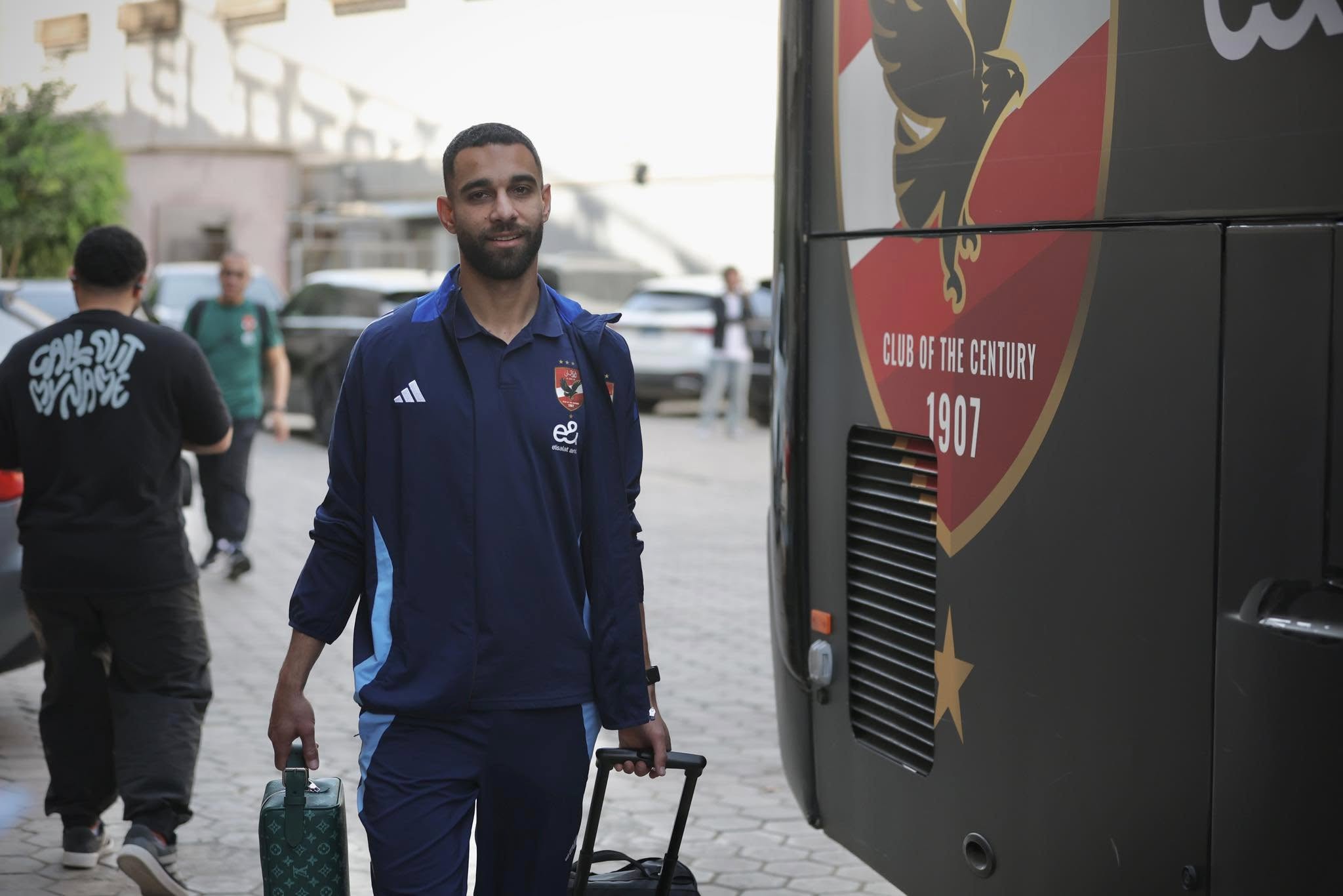 عمرو السولية في طريقه إلى موريتانيا رفقة بعثة الأهلي