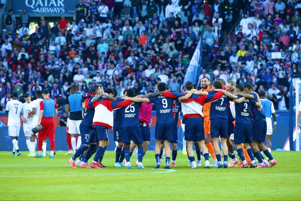 لاعبو باريس سان جيرمان يحتفلون بلقب الدوري الفرنسي 