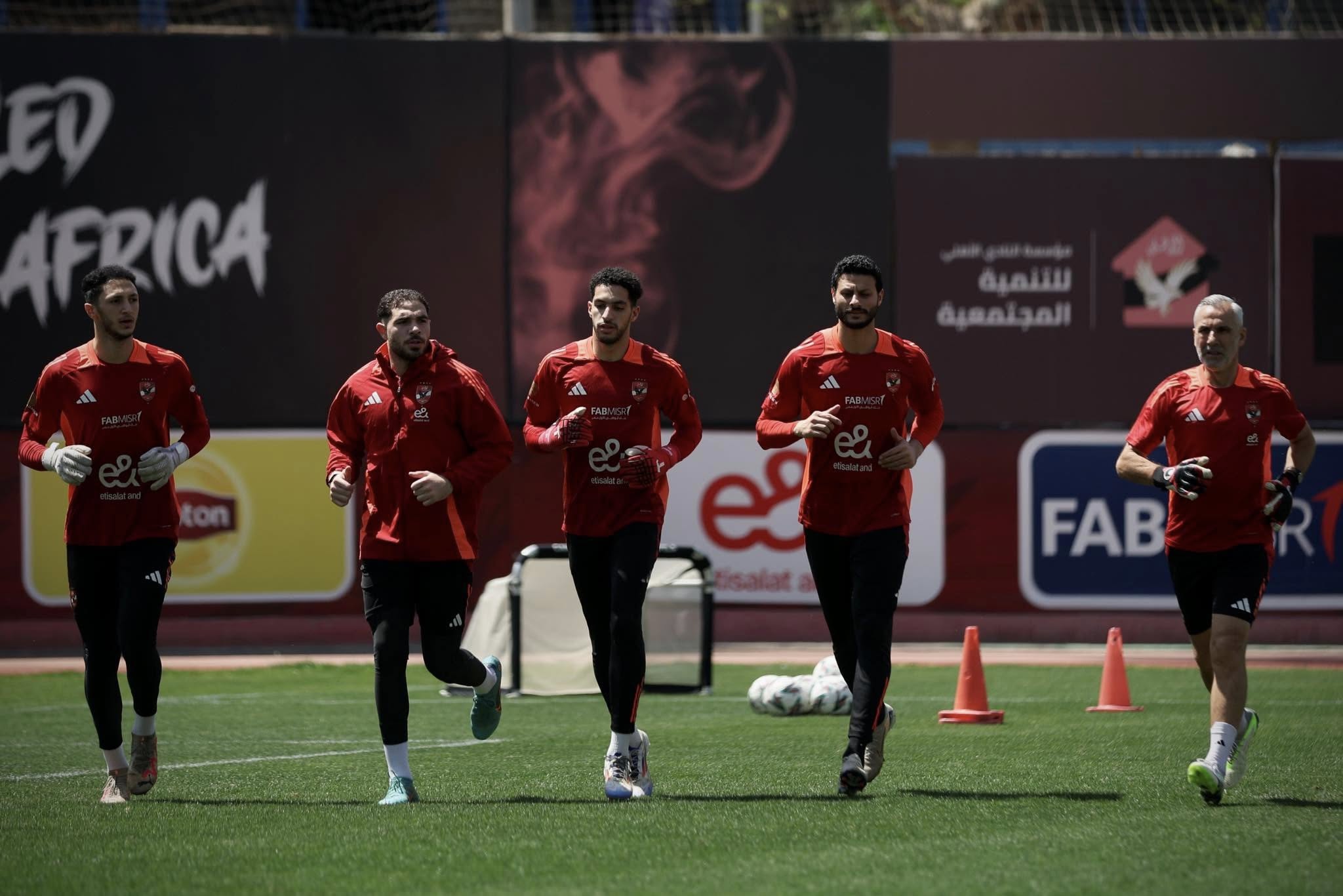 حراس الأهلي رفقة يانكون في مران الأهلي حراس الأهلي رفقة يانكون في مران الأهلي