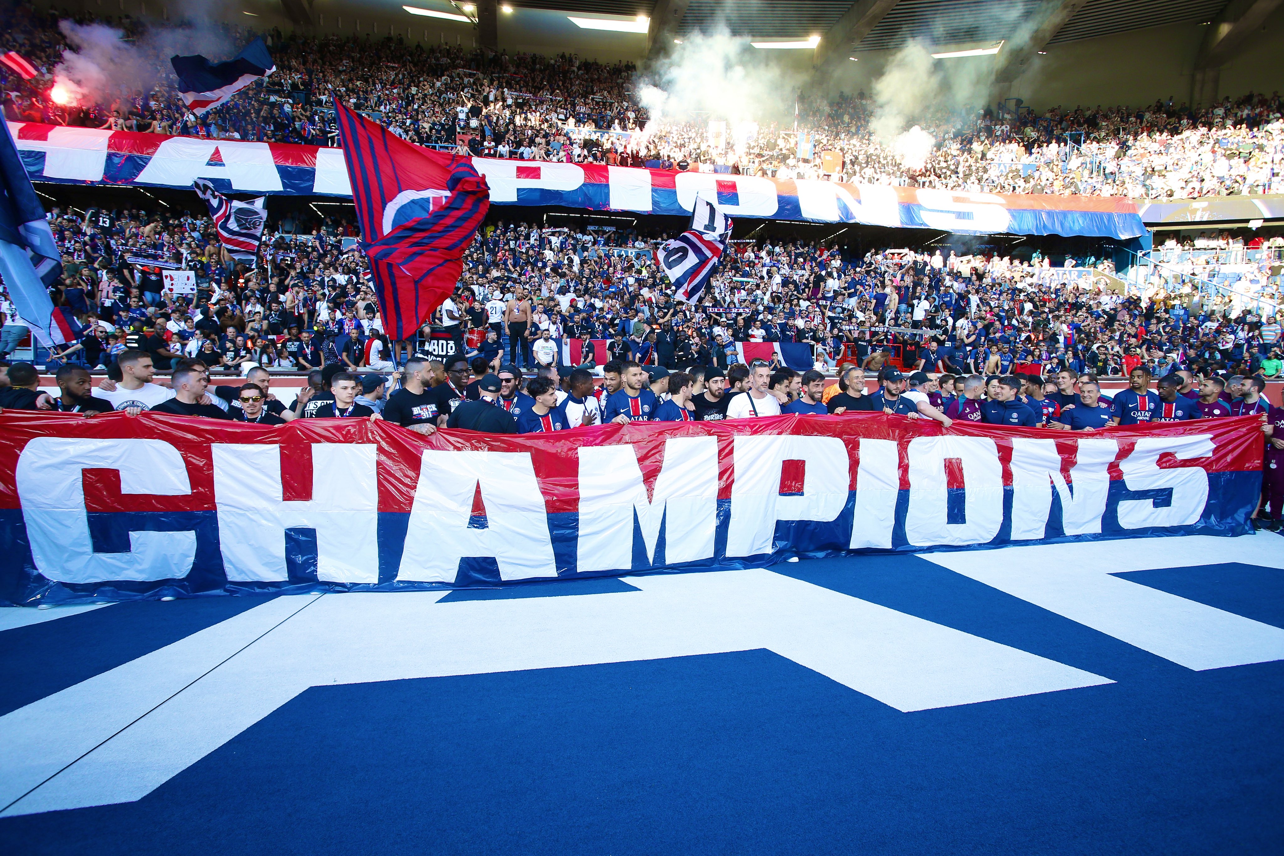 جماهير باريس سان جيرمان تحتفل بلقب الدوري الفرنسي 