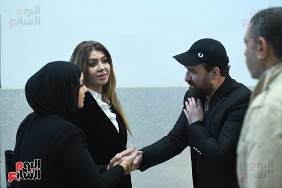 الفنانة لقاء سويدان تقدم واجب العزاء الفنانة لقاء سويدان تقدم واجب العزاء