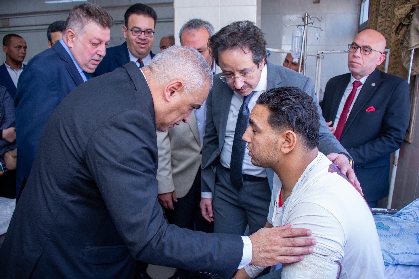 رئيس الجامعة يطمئن على الحالة الصحية لعامل سيرك طنطا