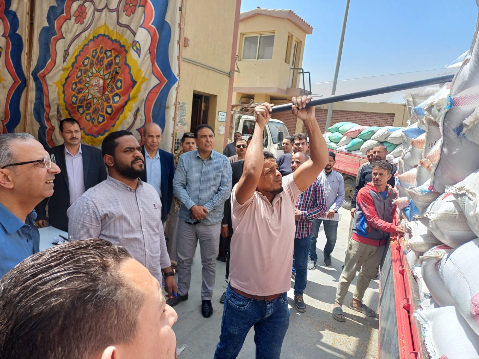 الدكتور شريف فاروق وزير التموين يتابع توريد القمح المحلى