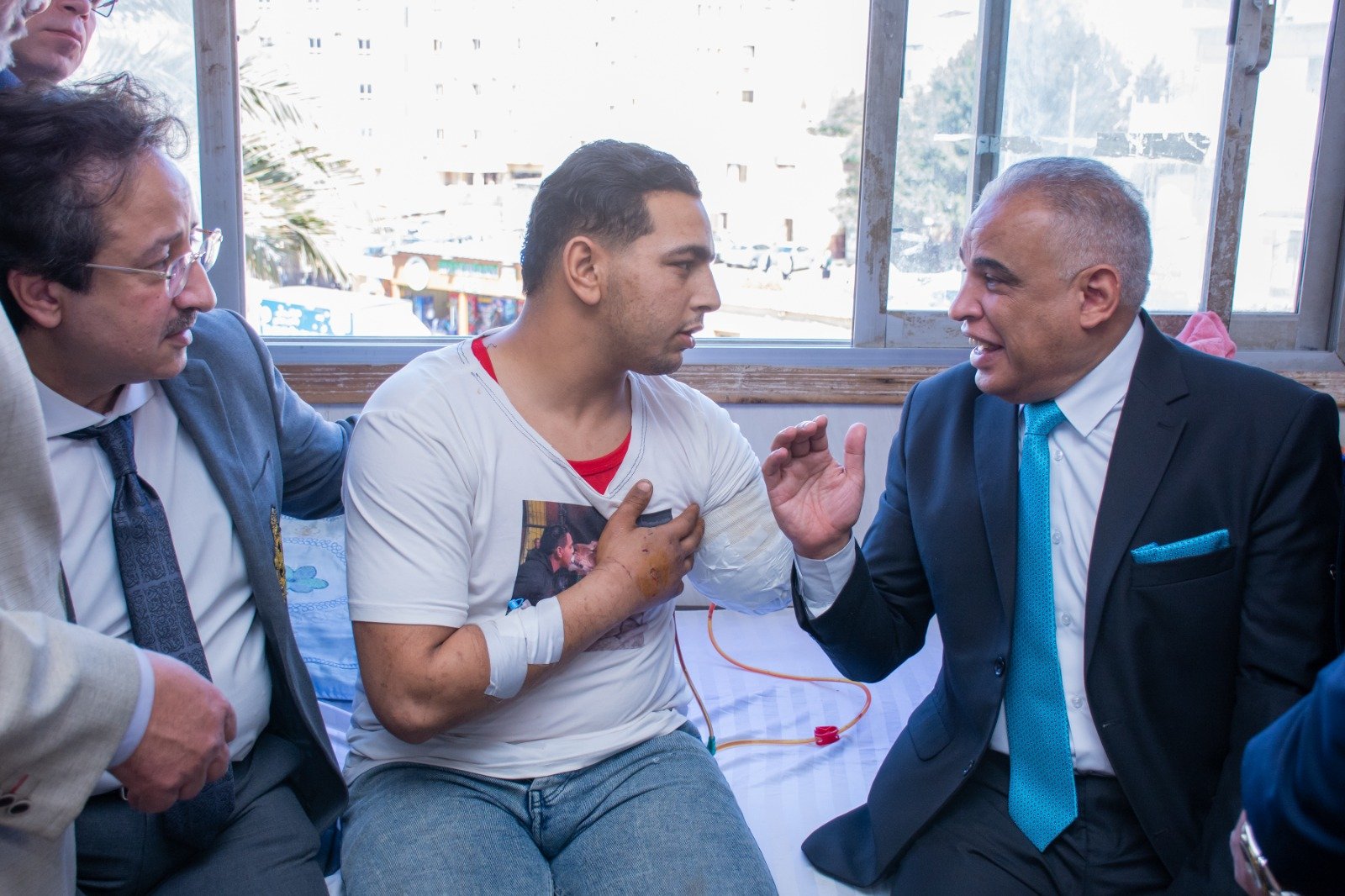 رئيس الجامعة يتحدث لعامل سيرك طنطا