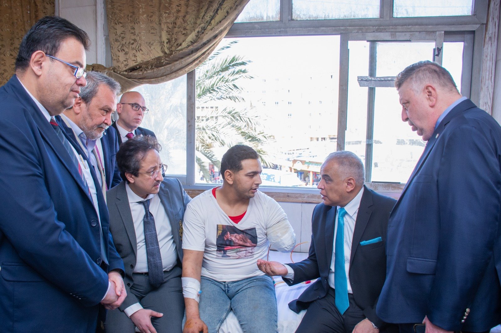 رئيس الجامعة يطمئن على الحالة الصحية لعامل سيرك طنطا داخل المستشفى