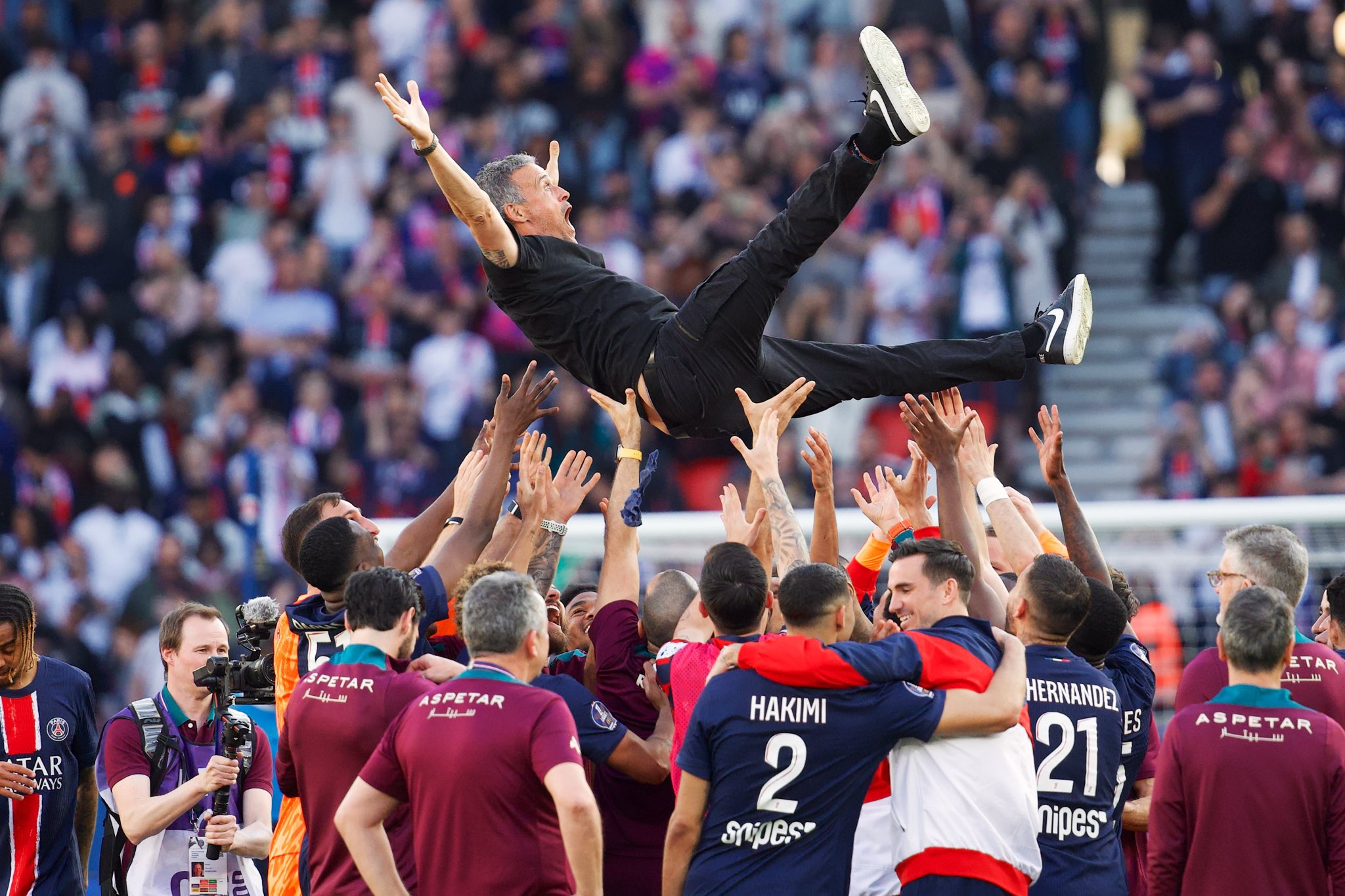 احتفالات لاعبو باريس سان جيرمان بلقب الدوري الفرنسي 