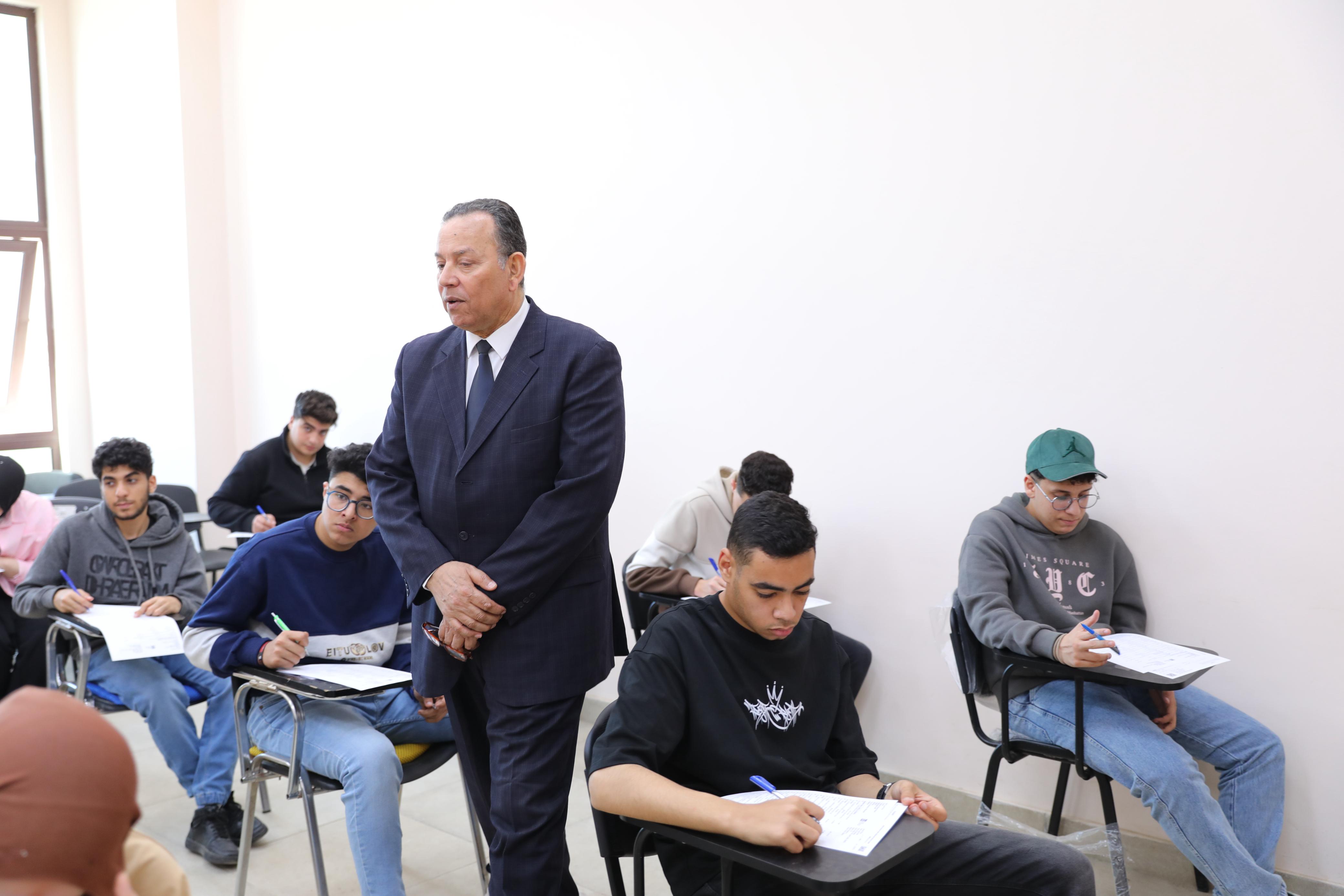 جولة رئيس الجامعة لتفقد الامتحانات جولة رئيس الجامعة لتفقد الامتحانات