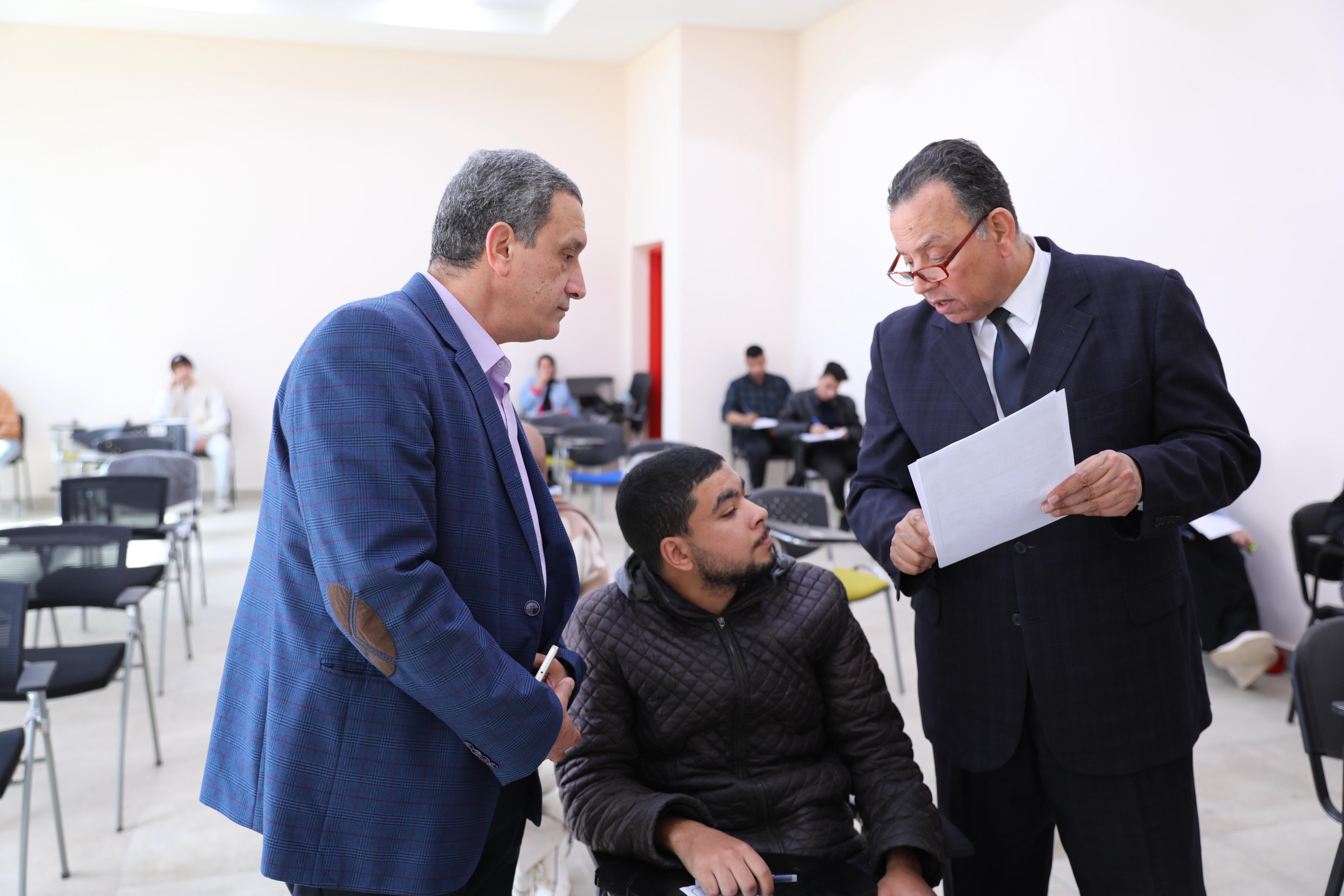 نقاش رئيس جامعة المنصورة الجديدة مع أحد الطلاب نقاش رئيس جامعة المنصورة الجديدة مع أحد الطلاب