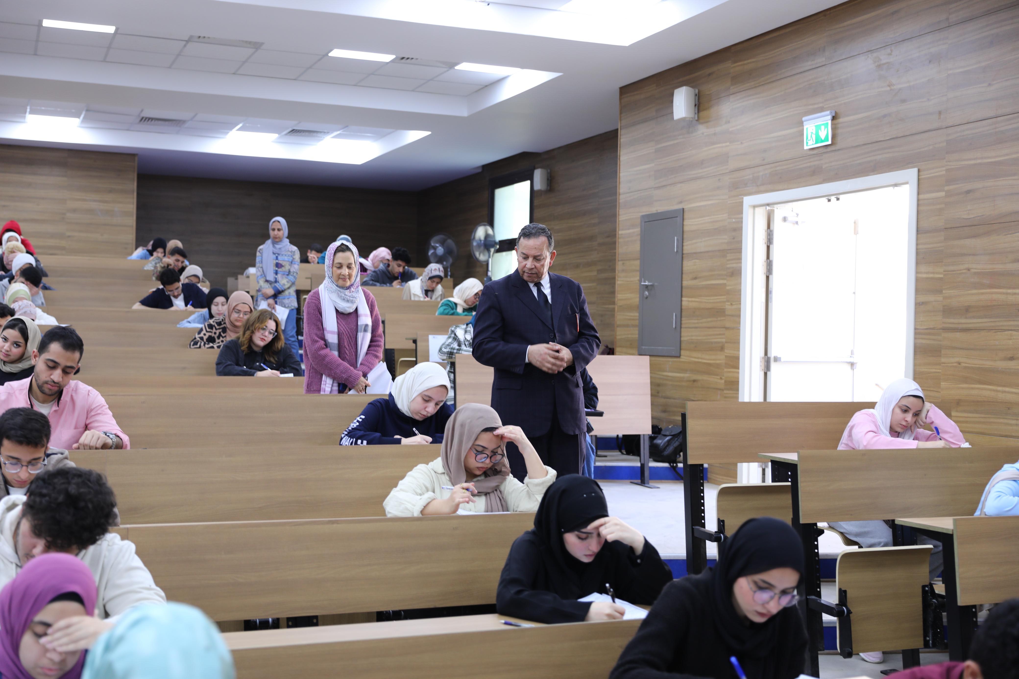 رئيس الجامعة وتفقد الامتحانات رئيس الجامعة وتفقد الامتحانات