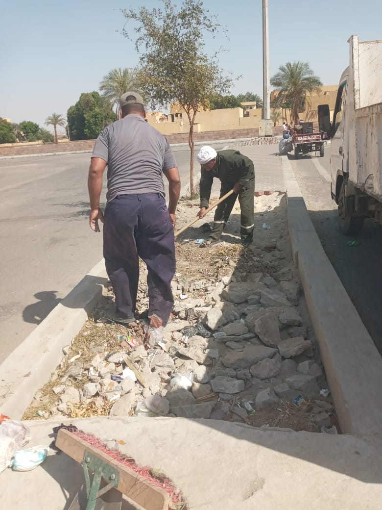 تجهيزات منفذ مروري جديد أمام شارع الشيخ موسى بالكرنك