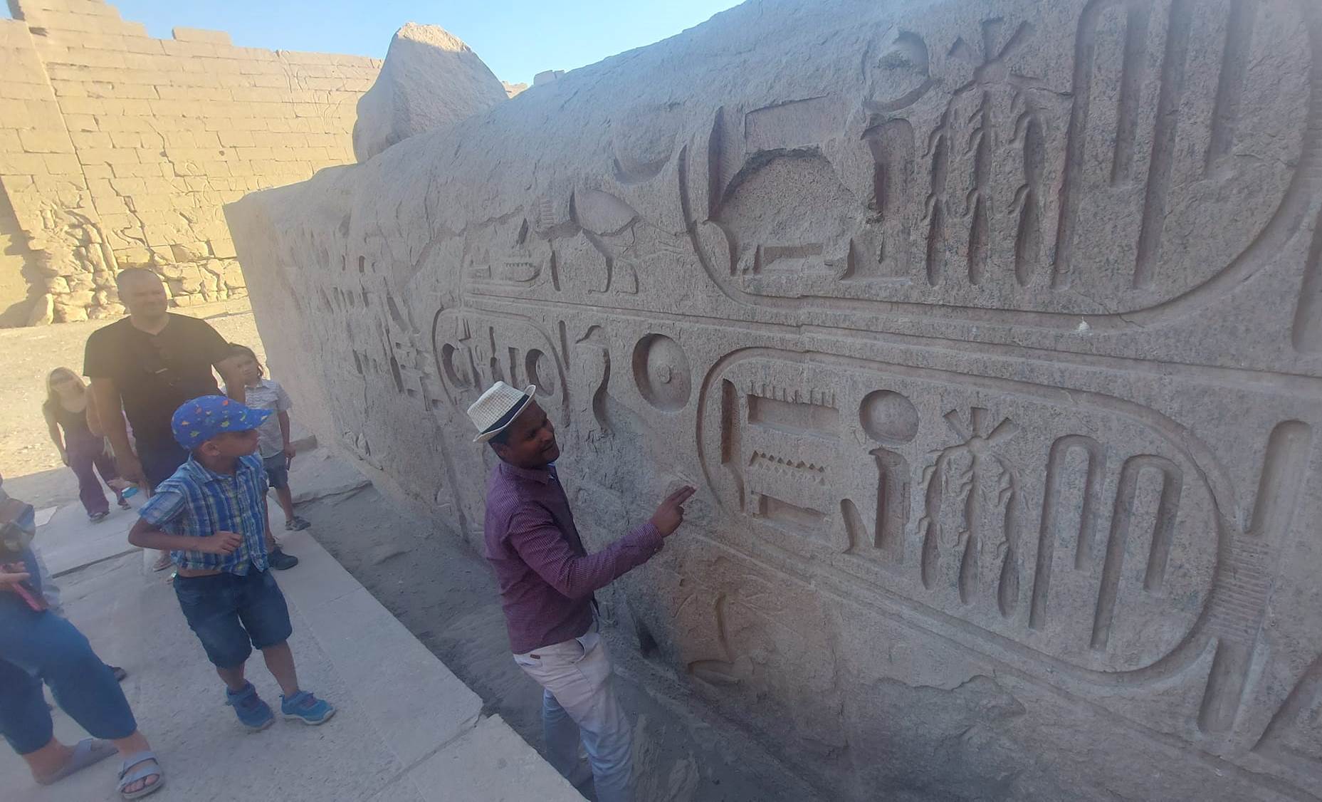 شرح نقوش وكتابات معبد الرمسيوم للسياح