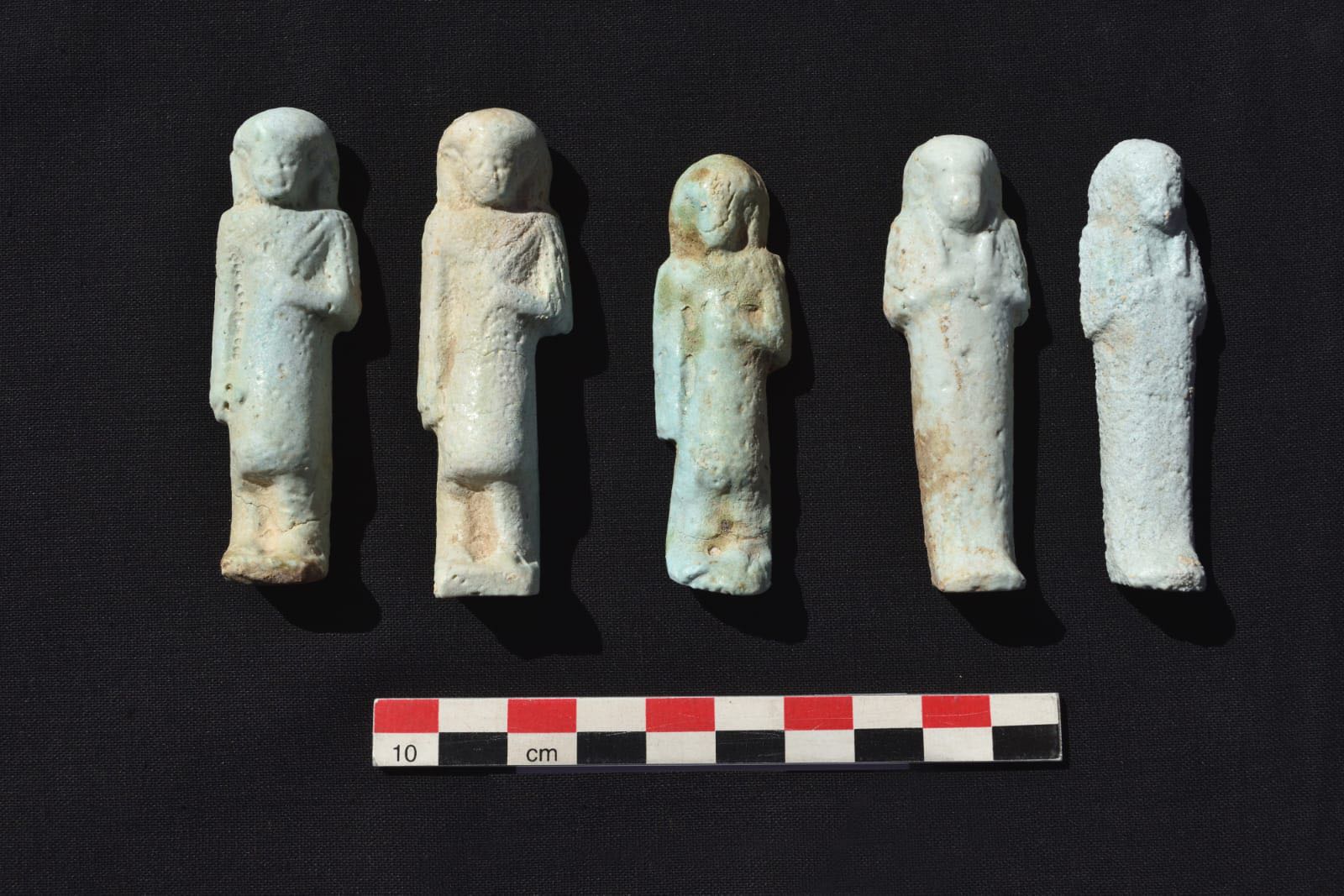 تماثيل الأوشابتى المكتشفة داخل معبد الرمسيوم