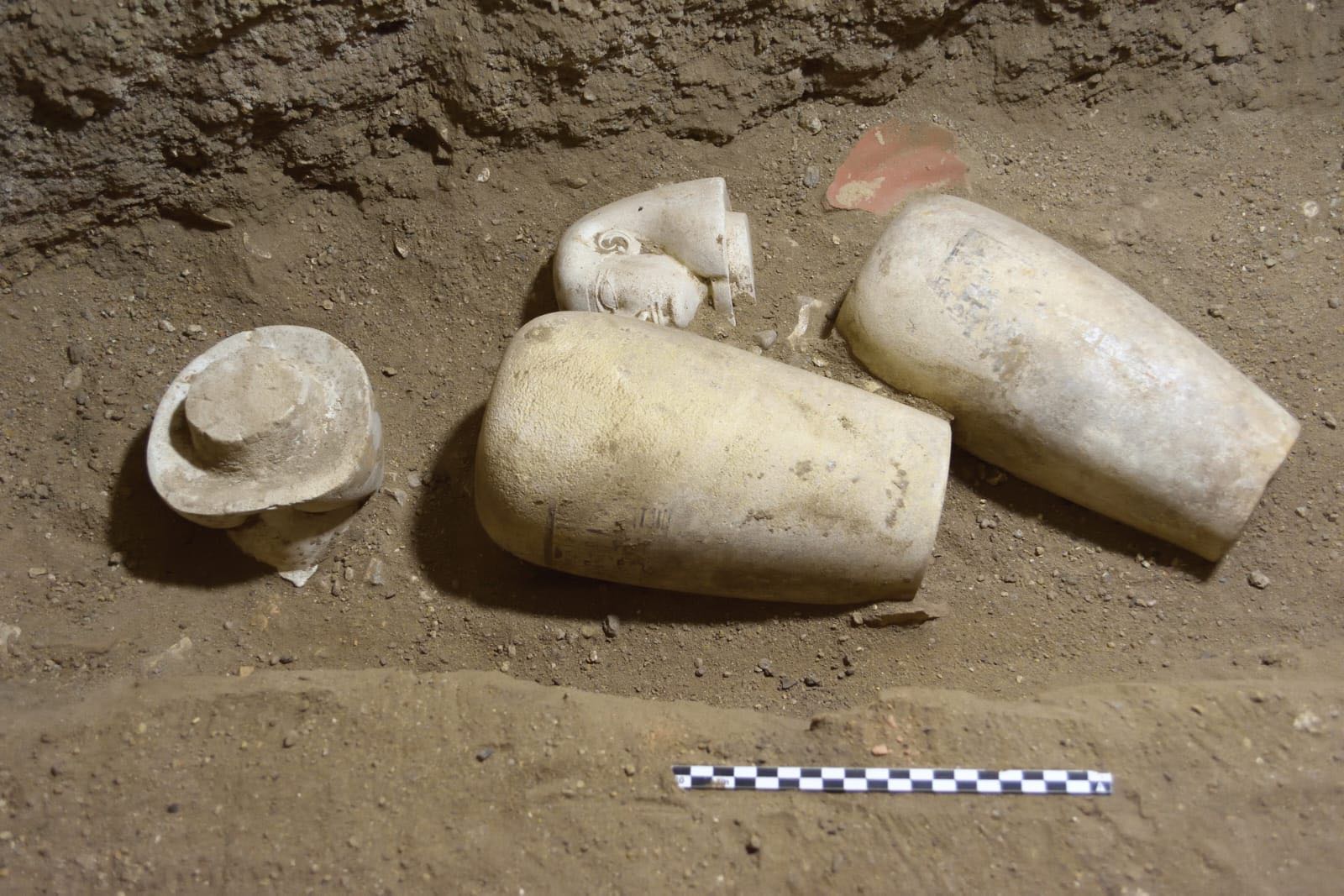 جانب من القطع والأوانى المكتشفة فى معبد الرمسيوم