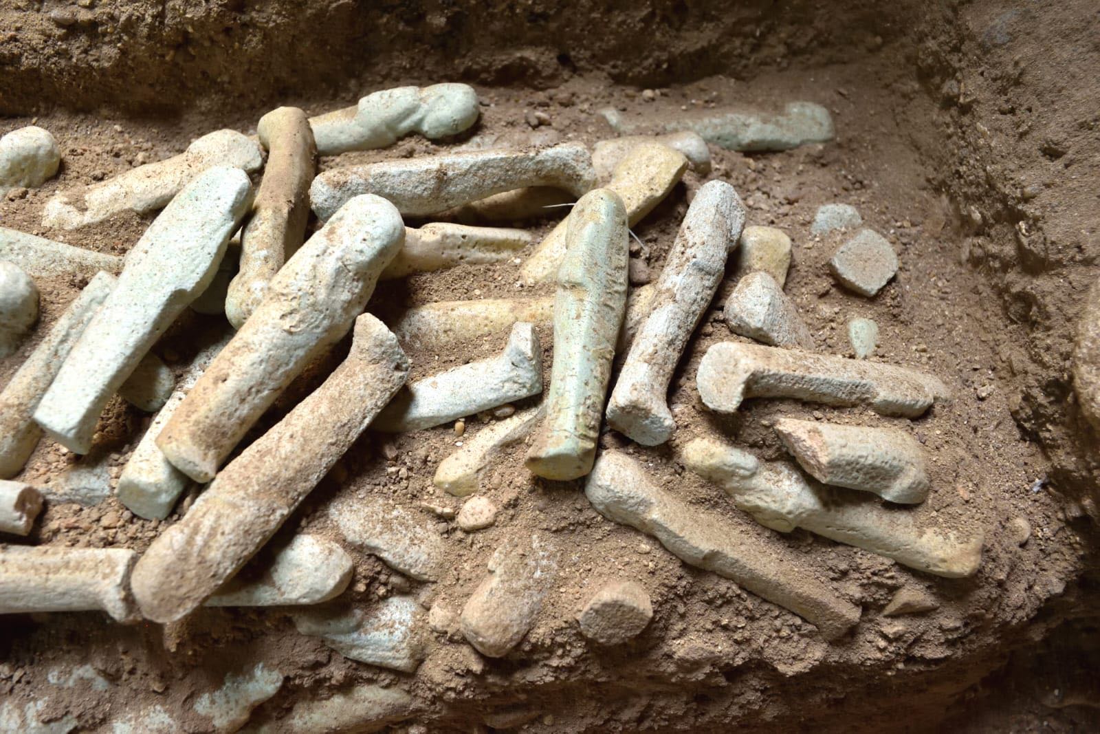 العثور على 401 تمثال من الأوشابتي المنحوت من الفخار بحفائر المعبد