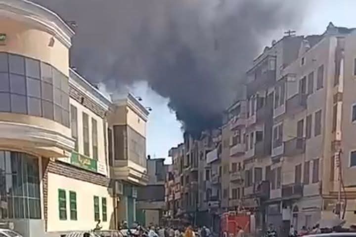 حريق محدود في سطح سنتر بشارع رمسيس وسط مدينة الأقصر دون مصابين