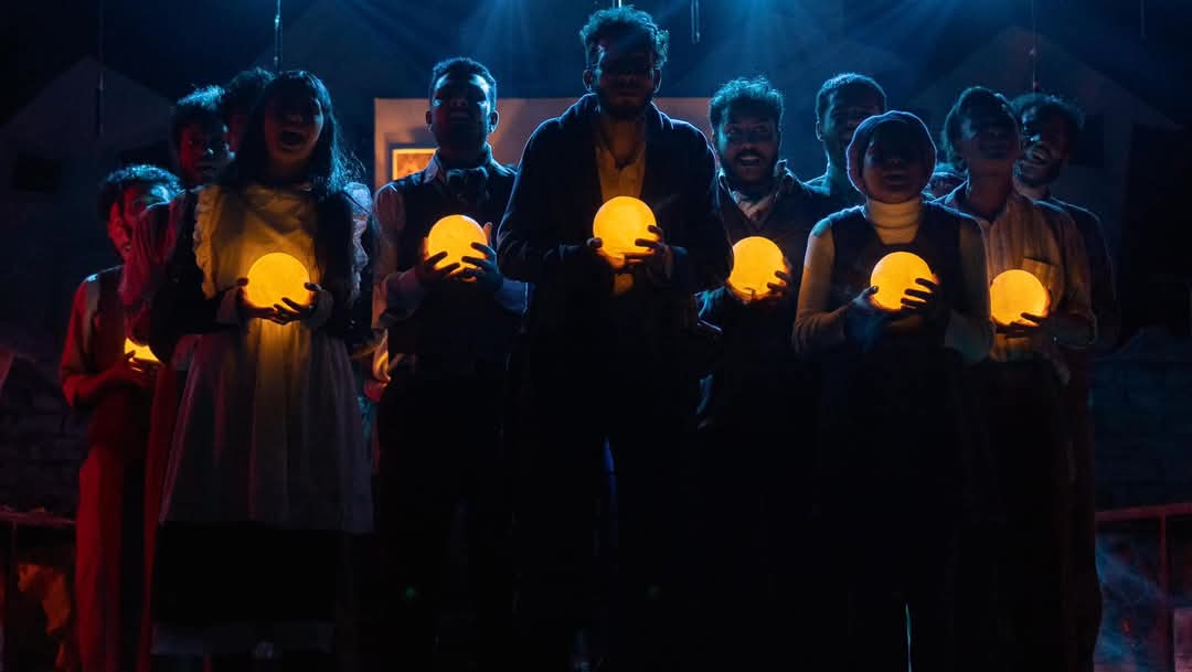 خلال العرض المسرحي