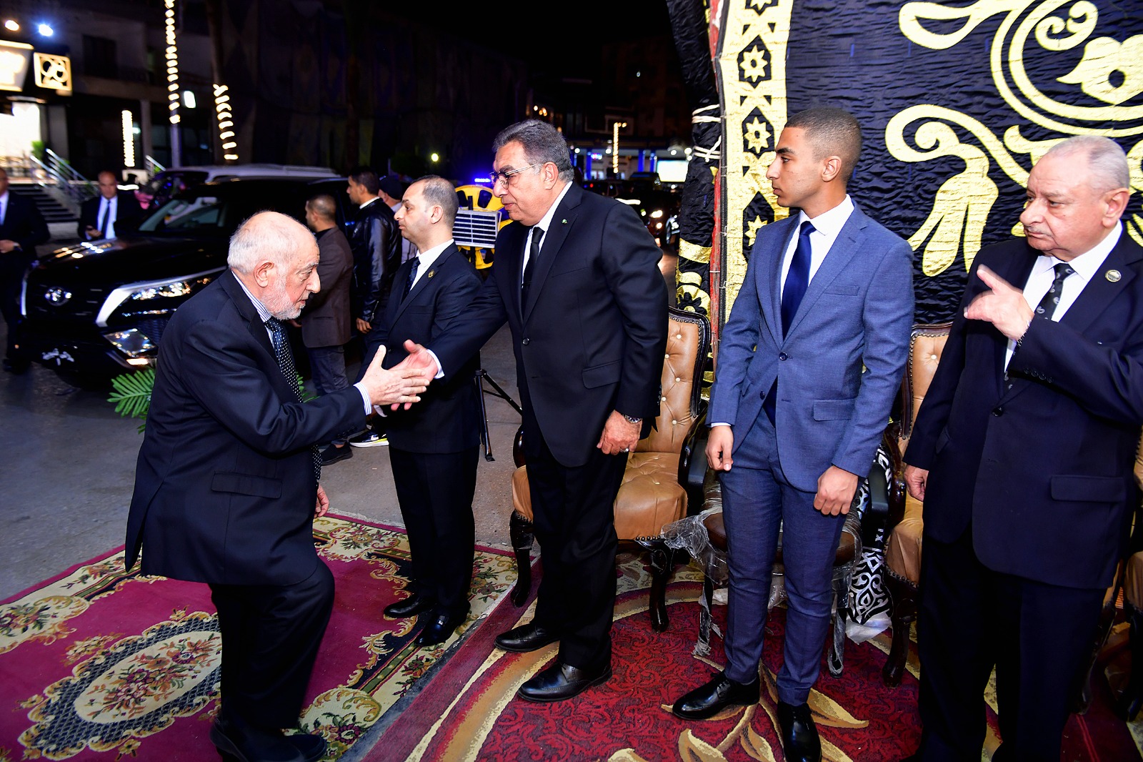 محافظ الدقهلية يتلقى العزاء في وفاة السكرتير العام للمحافظة