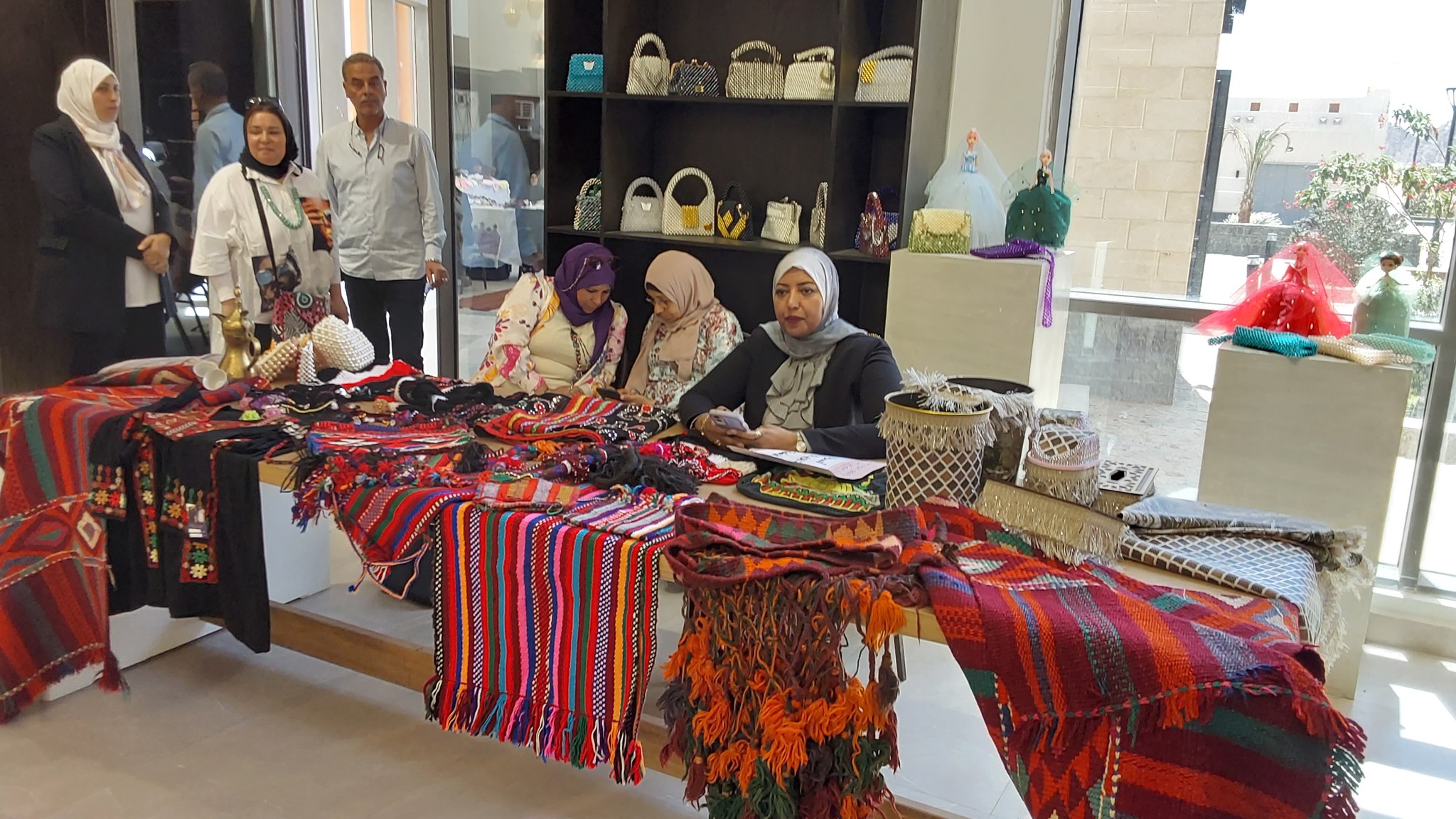 جانب من المعروضات جانب من المعروضات