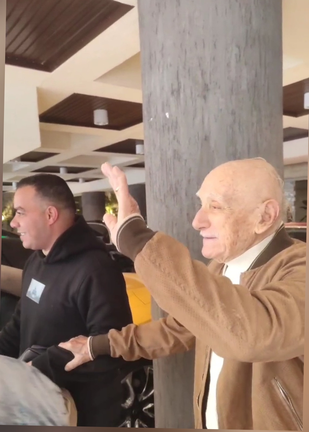 صورة اخر ظهور لرجل الأعمال ميشيل أحد امام جراجه بالإسكندرية صورة اخر ظهور لرجل الأعمال ميشيل أحد امام جراجه بالإسكندرية