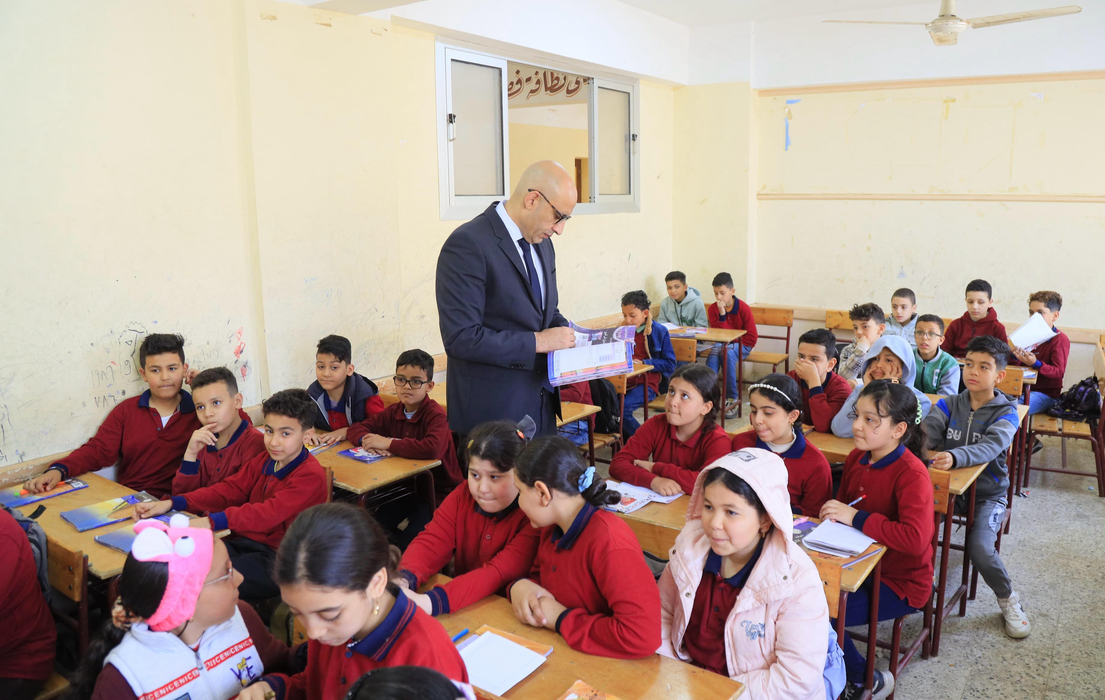 وزير التعليم يتابع انتظام الدراسة