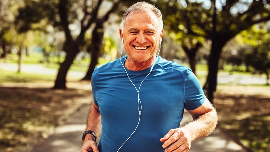 رجل يمارس تمارين رياضية رجل يمارس تمارين رياضية