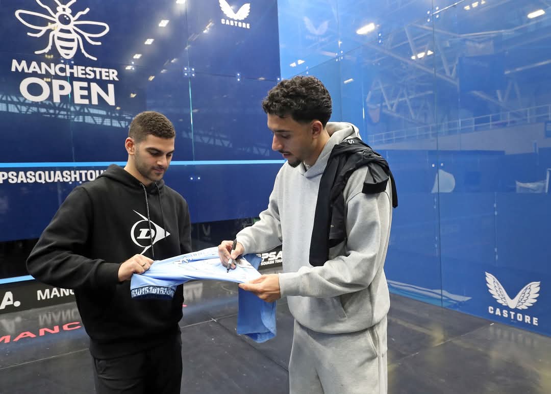 مرموش يمنح تيشيرت السيتي لبطل الإسكواش