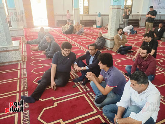 وصول-نقيب-الصحفيين-إلى-مسجد-العليمى-فى-المنوفية-لتشجيع-جثمان-شقيقته وصول-نقيب-الصحفيين-إلى-مسجد-العليمى-فى-المنوفية-لتشجيع-جثمان-شقيقته