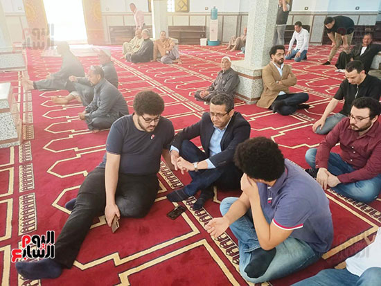 وصول-نقيب-الصحفيين-إلى-المنوفية-لتشجيع-جثمان-شقيقته وصول-نقيب-الصحفيين-إلى-المنوفية-لتشجيع-جثمان-شقيقته