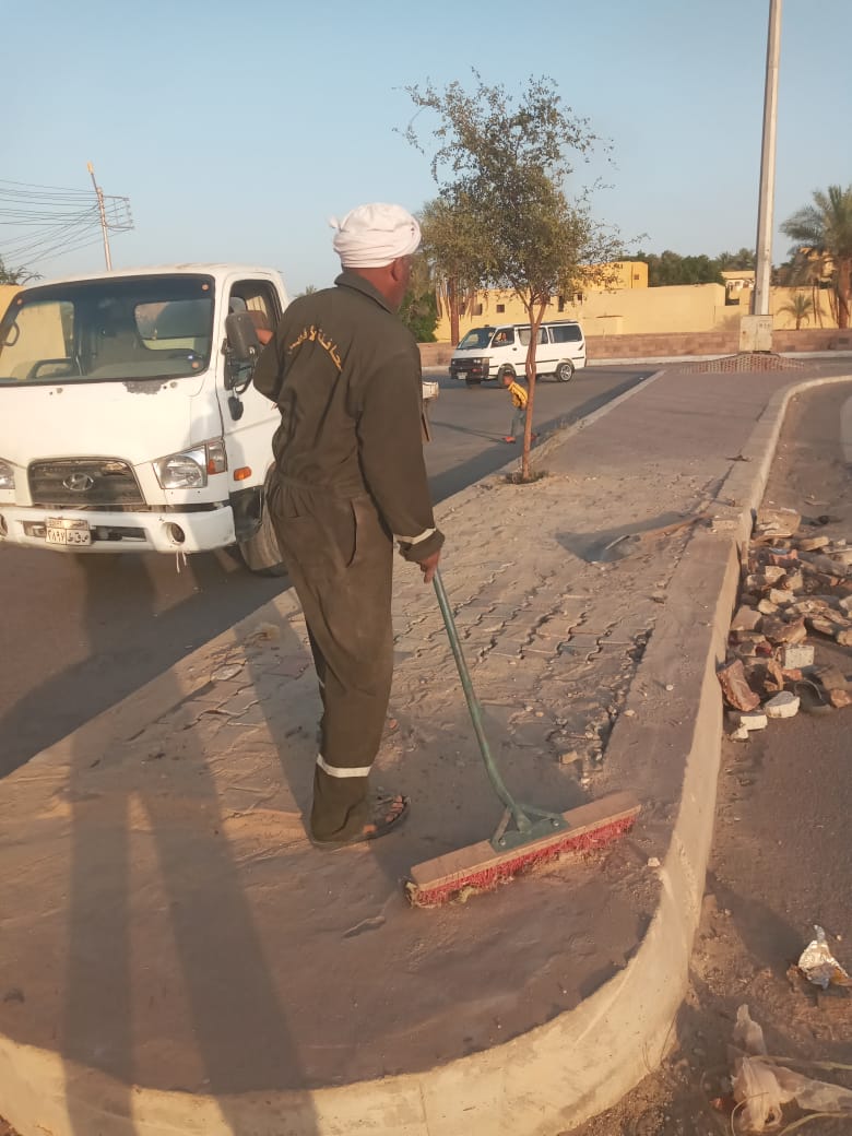 العمل بمنفذ مروري جديد أمام شارع الشيخ موسى بالكرنك