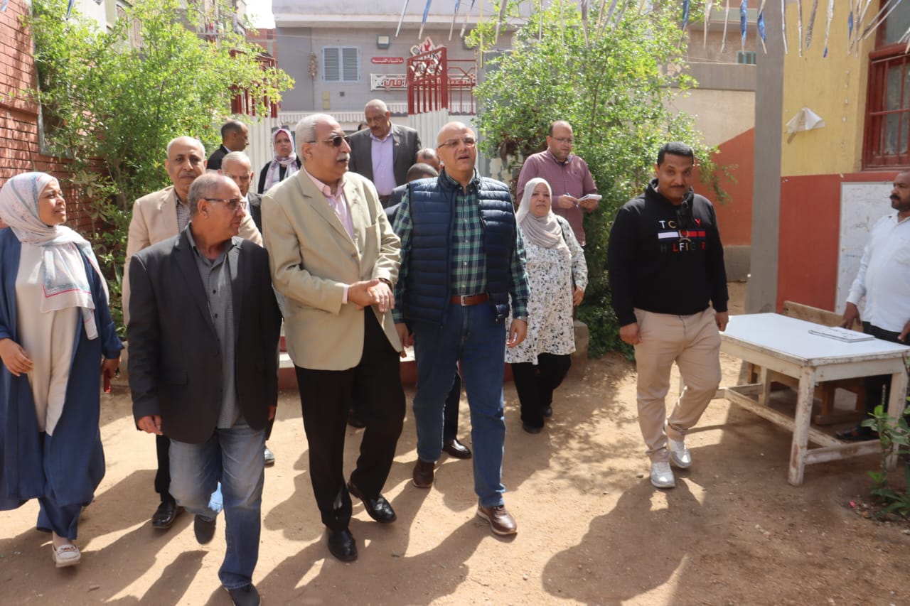 محافظ القليوبية خلال الجولة محافظ القليوبية خلال الجولة