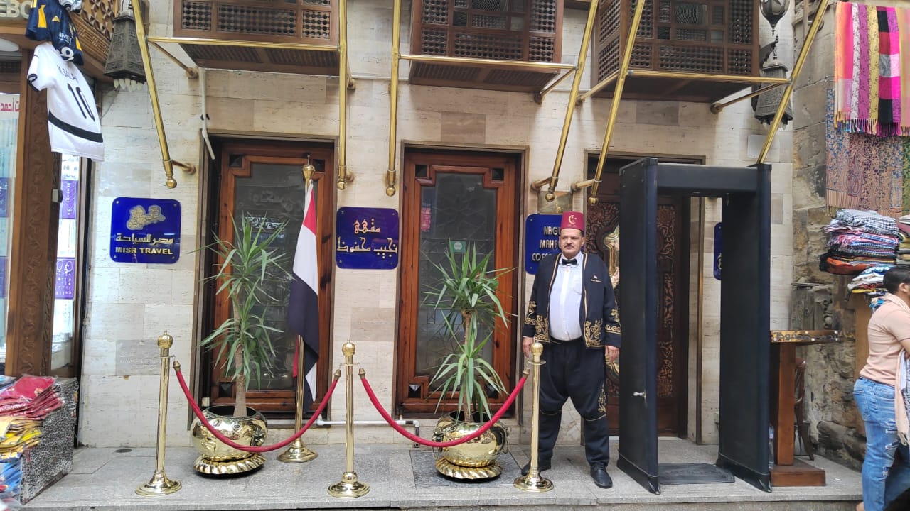 مدخل المقهى 