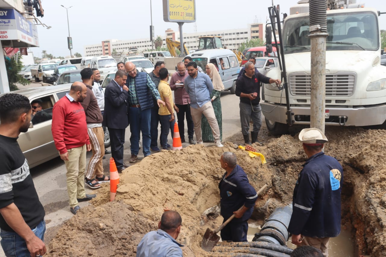 إصلاح خط المياه الرئيسي ببنها إصلاح خط المياه الرئيسي ببنها