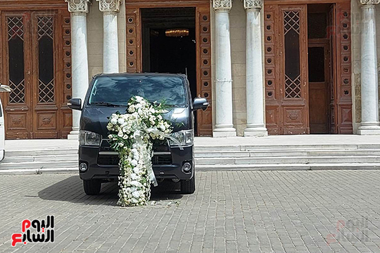 صليب-من-الورد-على-سيارة-جثمان-ميشيل-أحد صليب-من-الورد-على-سيارة-جثمان-ميشيل-أحد