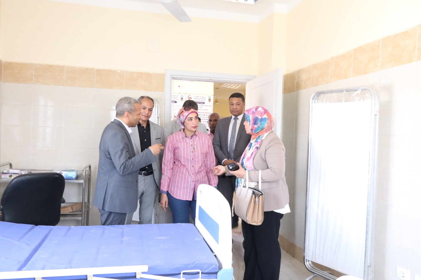 رئيس جامعة الأقصر تتفقد العيادات الخارجية بكلية الطب قبل التشغيل التجريبي