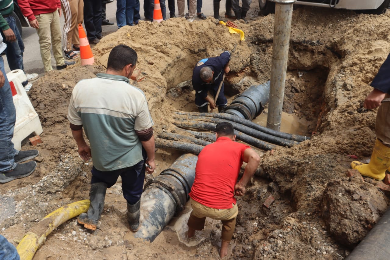 الفرق الفنية تصلح الخط الفرق الفنية تصلح الخط