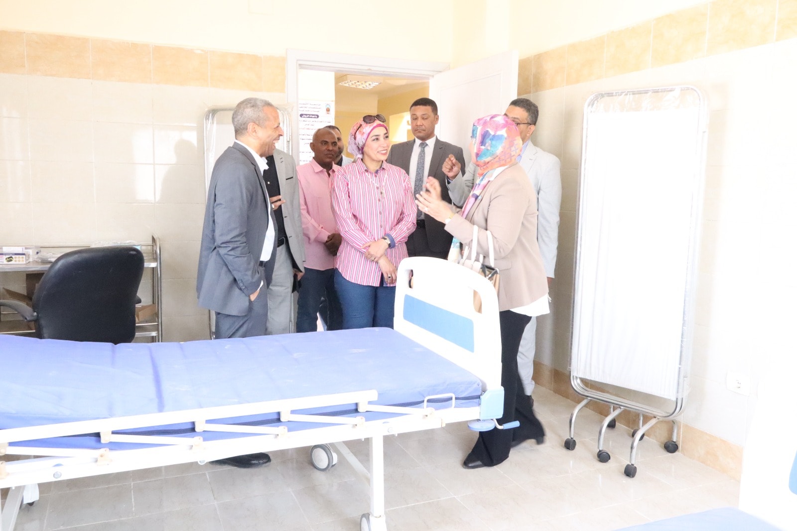 رئيس جامعة الأقصر تتفقد العيادات الخارجية بكلية الطب