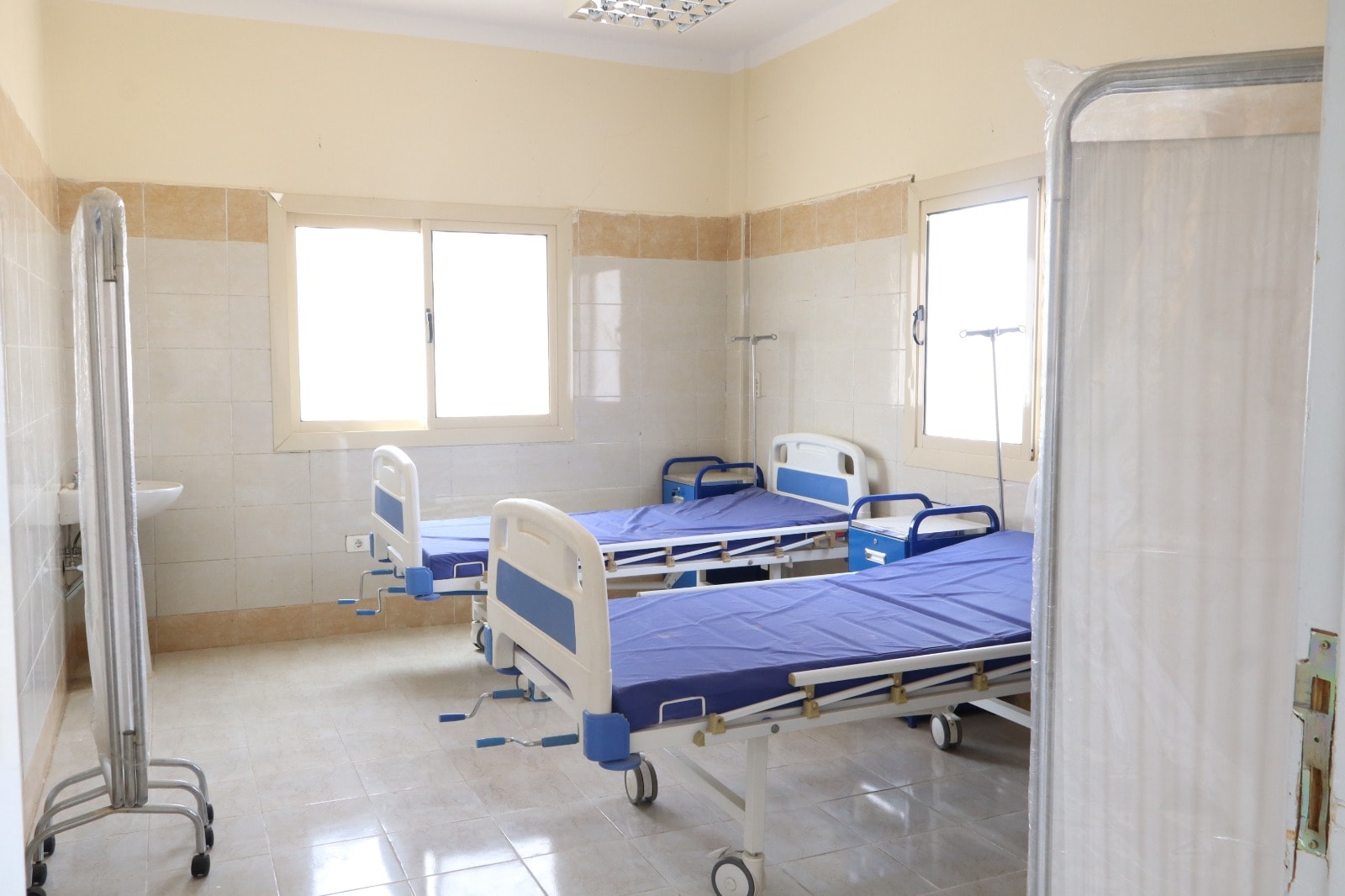 تجهيز مميز بالعيادات الخارجية بكلية الطب استعدادًا للتشغيل التجريبي