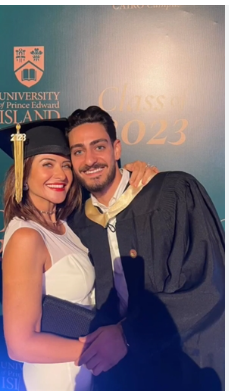 الفنانة هيدى كرم وابنها