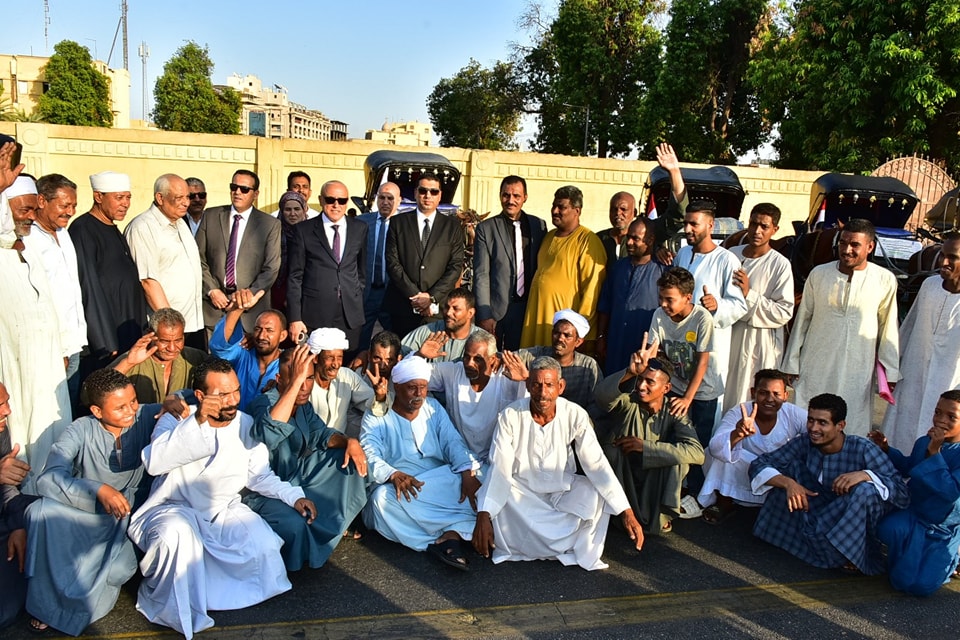 دعم أصحاب عربات الحنطور للحفاظ على نظافة المدينة وحماية البيئة